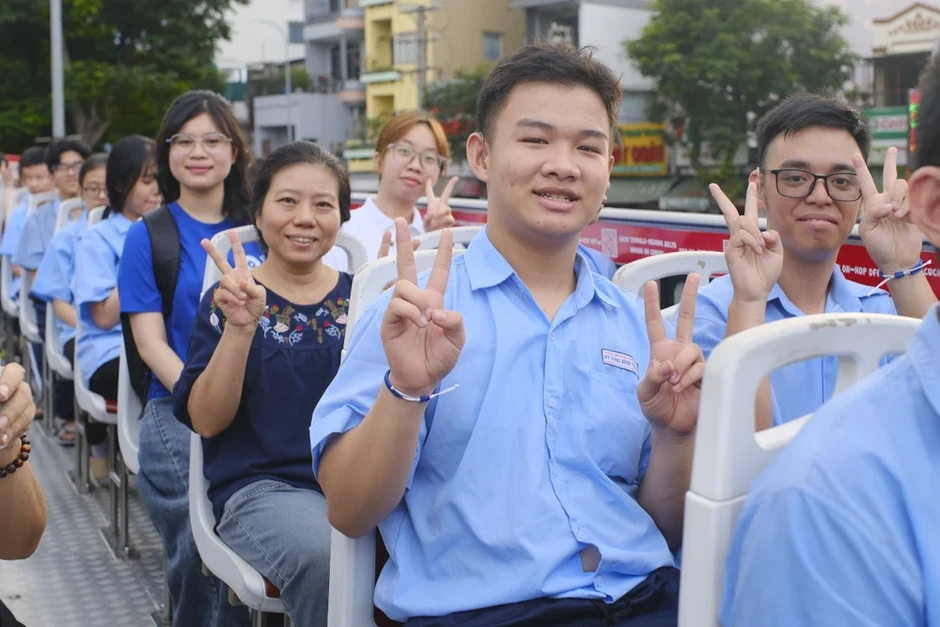 Hơn 100 thanh thiếu niên khuyết tật trải nghiệm City Tour, học nghề thủ công Hơn 100 thanh thiếu niên khuyết tật trải nghiệm City Tour, học nghề thủ công