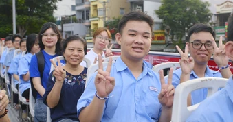 Hơn 100 thanh thiếu niên khuyết tật trải nghiệm City Tour, học nghề thủ công
