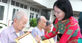 Hơn 1.000 cụ cao niên ở phường Phú Nhuận được chúc thọ, mừng thọ