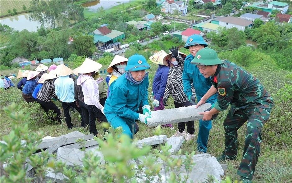 Hơn 1.000 người chung sức tái tạo dòng chữ “BÁC HỒ SỐNG MÃI” trên Núi Nhón Hơn 1.000 người chung sức tái tạo dòng chữ “BÁC HỒ SỐNG MÃI” trên Núi Nhón