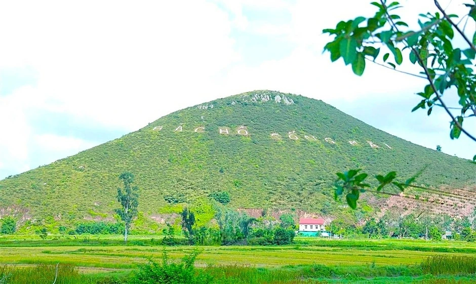 Hơn 1.000 người chung sức tái tạo dòng chữ “BÁC HỒ SỐNG MÃI” trên Núi Nhón Hơn 1.000 người chung sức tái tạo dòng chữ “BÁC HỒ SỐNG MÃI” trên Núi Nhón