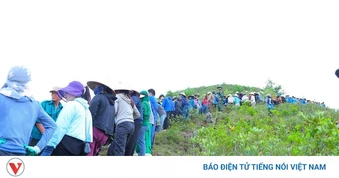 Hơn 1.000 người chung sức tái tạo dòng chữ “BÁC HỒ SỐNG MÃI” trên Núi Nhón
