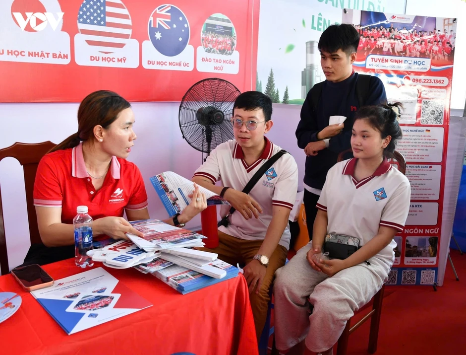 Hơn 1.000 người tham gia ngày hội việc làm ở khu đông TP.HCM Hơn 1.000 người tham gia ngày hội việc làm ở khu đông TP.HCM