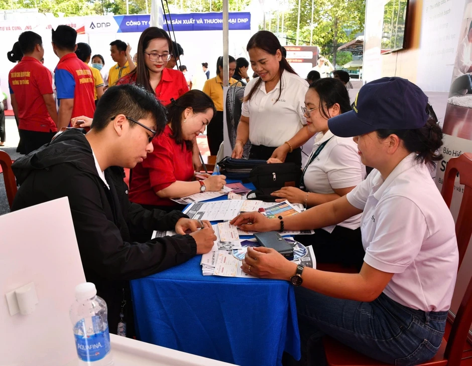 Hơn 1.000 người tham gia ngày hội việc làm ở khu đông TP.HCM Hơn 1.000 người tham gia ngày hội việc làm ở khu đông TP.HCM