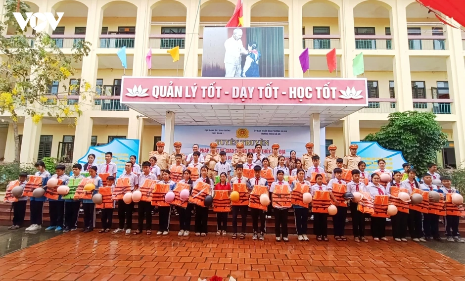 Hơn 1.300 học sinh được trang bị kỹ năng phòng, chống đuối nước trước mùa hè