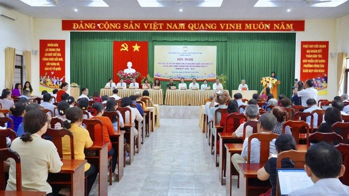 Hơn 200 cử tri phường Vũng Tàu tiếp xúc ứng cử viên ĐBQH và HĐND TPHCM