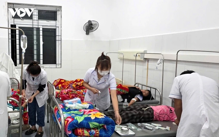 Hơn 200 học sinh ở Lai Châu nghi ngộ độc sau khi tự ăn quả lạ Hơn 200 học sinh ở Lai Châu nghi ngộ độc sau khi tự ăn quả lạ