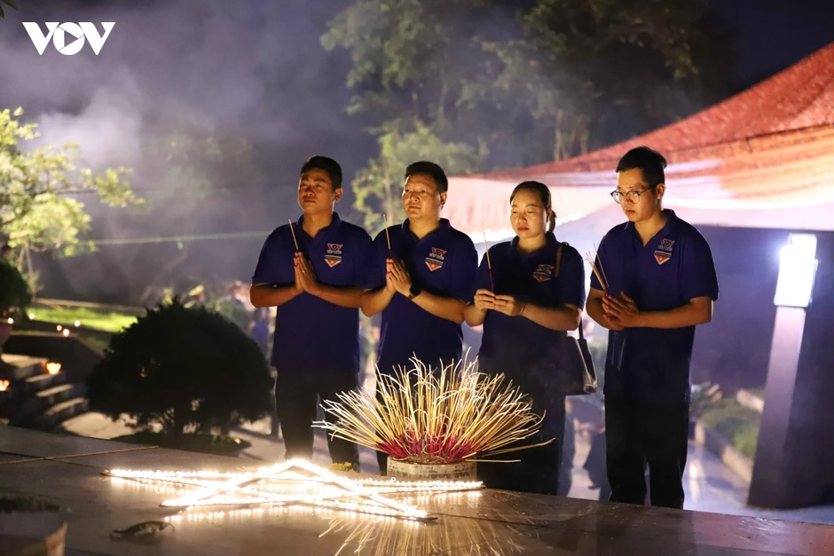 Hơn 200 thanh niên tri ân Anh hùng liệt sĩ tại Nghĩa trang Liệt sĩ Nhà tù Sơn La