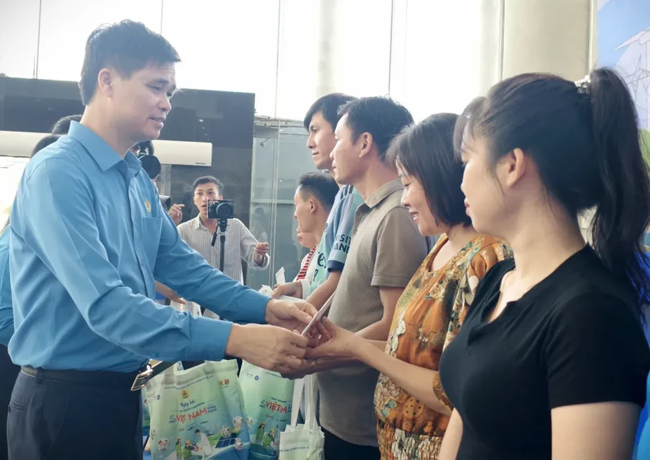 Hơn 2.000 công nhân được khám sức khỏe miễn phí Hơn 2.000 công nhân được khám sức khỏe miễn phí