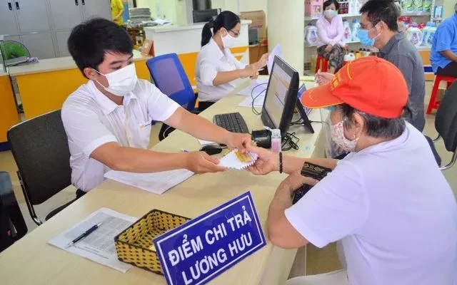 Hơn 3,55 triệu người đã nhận lương hưu, trợ cấp BHXH theo mức hưởng mới Hơn 3,55 triệu người đã nhận lương hưu, trợ cấp BHXH theo mức hưởng mới