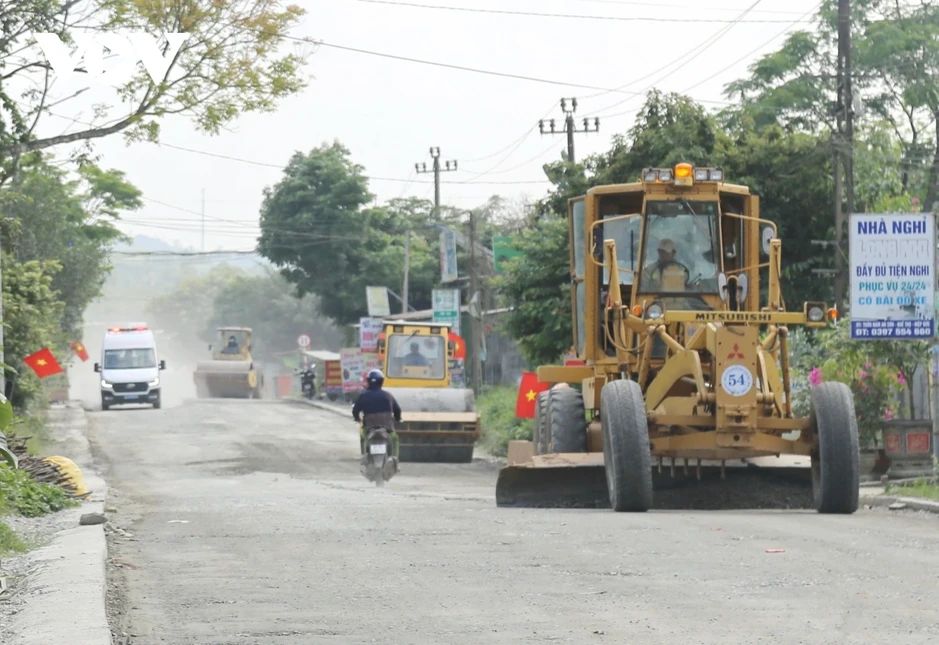 Hơn 3 năm thi công, Quốc lộ 14E ngổn ngang, dân sống trong bụi và bất an