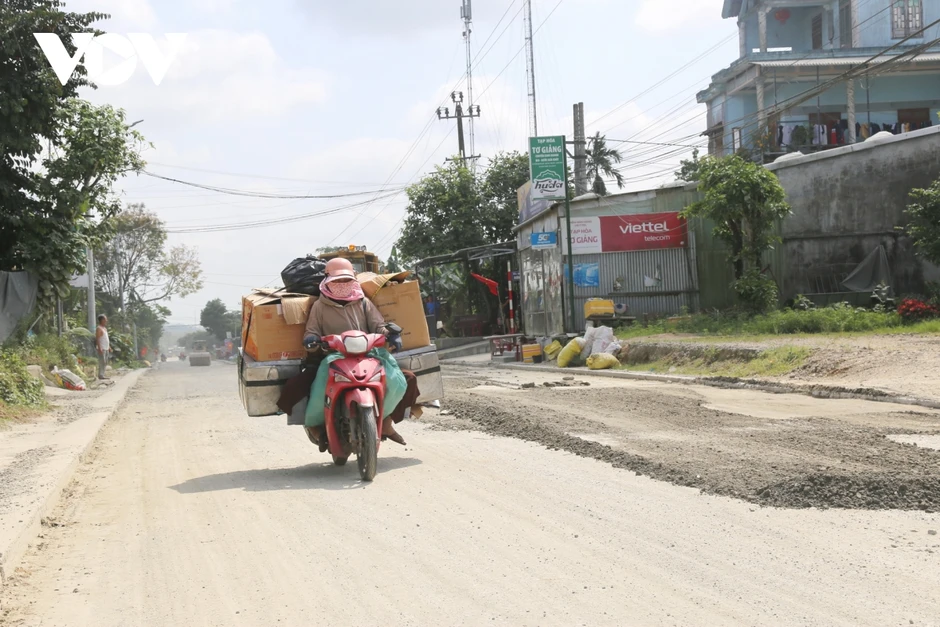 Hơn 3 năm thi công, Quốc lộ 14E ngổn ngang, dân sống trong bụi và bất an