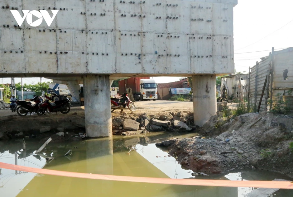 Hơn 3 năm thi công, Quốc lộ 14E ngổn ngang, dân sống trong bụi và bất an