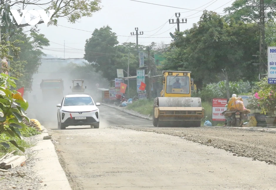 Hơn 3 năm thi công, Quốc lộ 14E ngổn ngang, dân sống trong bụi và bất an