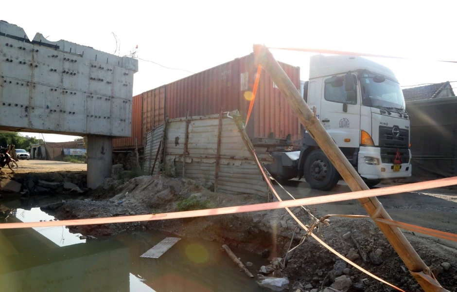 Hơn 3 năm thi công, Quốc lộ 14E ngổn ngang, dân sống trong bụi và bất an
