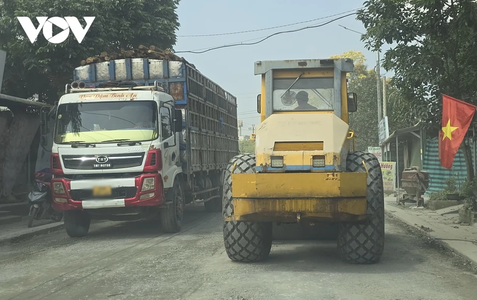 Hơn 3 năm thi công, Quốc lộ 14E ngổn ngang, dân sống trong bụi và bất an
