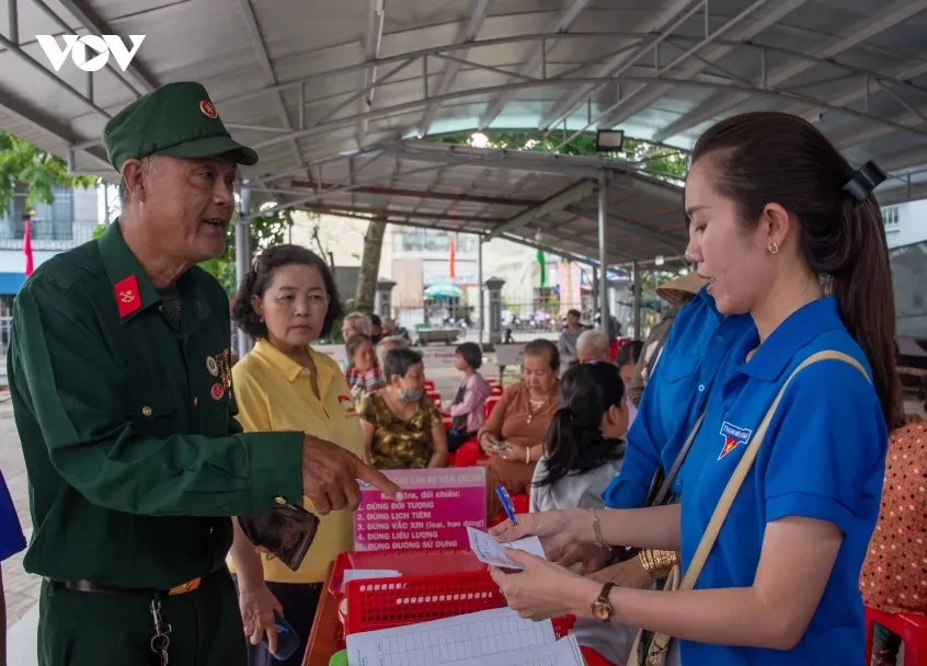 Hơn 300 người dân An Giang được khám bệnh, nhận quà hỗ trợ
