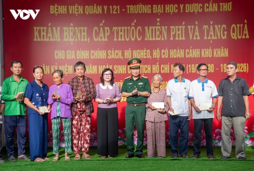 Hơn 300 người dân An Giang được khám bệnh, nhận quà hỗ trợ