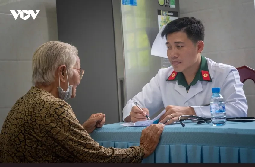 Hơn 300 người dân An Giang được khám bệnh, nhận quà hỗ trợ