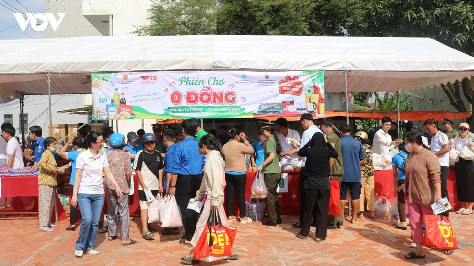 Hơn 300 người dân có hoàn cảnh khó khăn tham gia phiên chợ 0 đồng tại An Giang Hơn 300 người dân có hoàn cảnh khó khăn tham gia phiên chợ 0 đồng tại An Giang