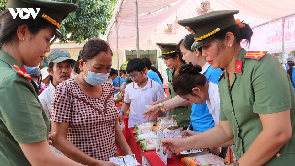Hơn 300 người dân có hoàn cảnh khó khăn tham gia phiên chợ 0 đồng tại An Giang Hơn 300 người dân có hoàn cảnh khó khăn tham gia phiên chợ 0 đồng tại An Giang