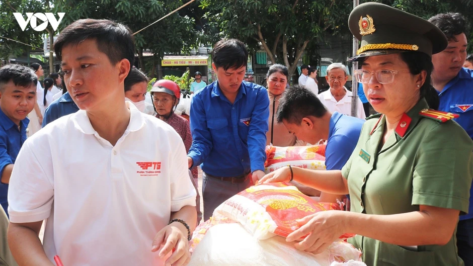 Hơn 300 người dân có hoàn cảnh khó khăn tham gia phiên chợ 0 đồng tại An Giang Hơn 300 người dân có hoàn cảnh khó khăn tham gia phiên chợ 0 đồng tại An Giang