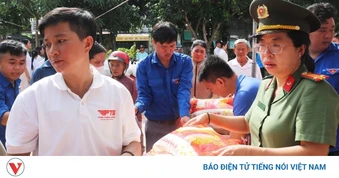 Hơn 300 người dân có hoàn cảnh khó khăn tham gia phiên chợ 0 đồng tại An Giang