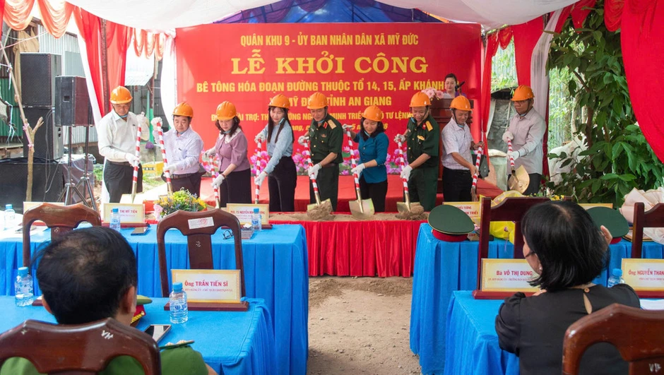 Hơn 300 người dân được khám bệnh, tặng quà Hơn 300 người dân được khám bệnh, tặng quà