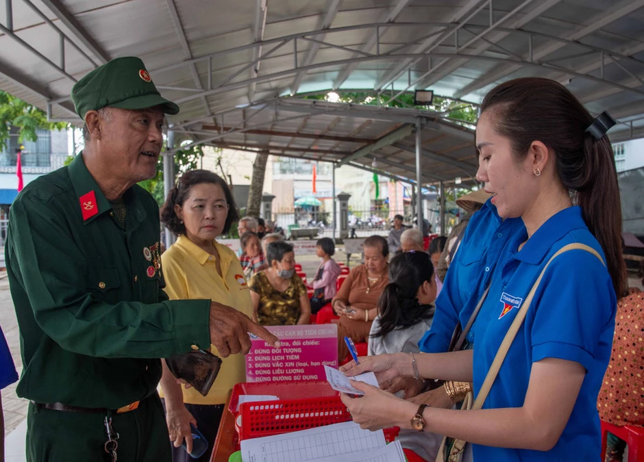 Hơn 300 người dân được khám bệnh, tặng quà Hơn 300 người dân được khám bệnh, tặng quà