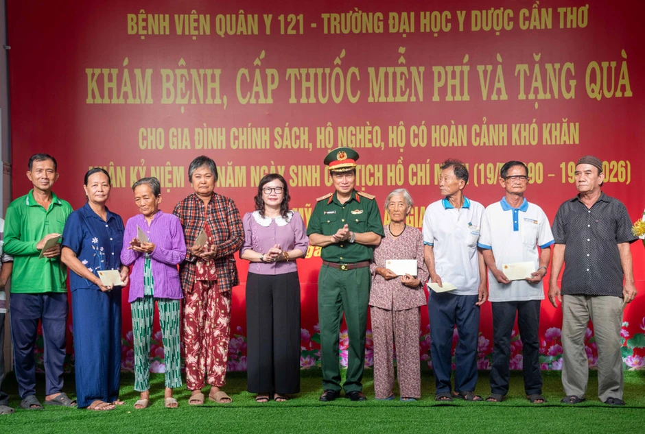 Hơn 300 người dân được khám bệnh, tặng quà Hơn 300 người dân được khám bệnh, tặng quà