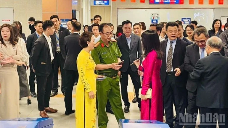 Hơn 5,7 triệu lượt khách đi tàu điện trên cao sử dụng hệ thống soát vé tự động Hơn 5,7 triệu lượt khách đi tàu điện trên cao sử dụng hệ thống soát vé tự động