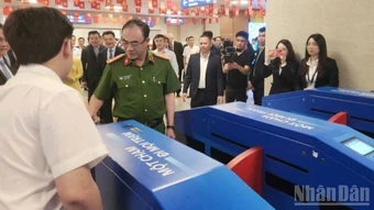 Hơn 5,7 triệu lượt khách đi tàu điện trên cao sử dụng hệ thống soát vé tự động