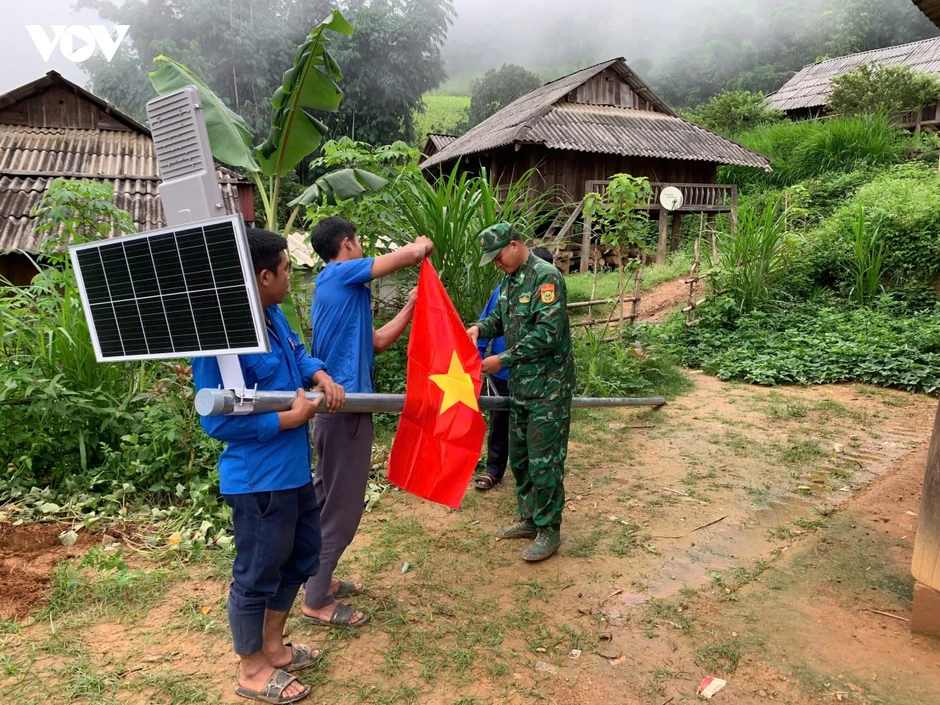 Hơn 5.000 bóng đèn thắp sáng tuyến đường biên giới Sơn La Hơn 5.000 bóng đèn thắp sáng tuyến đường biên giới Sơn La
