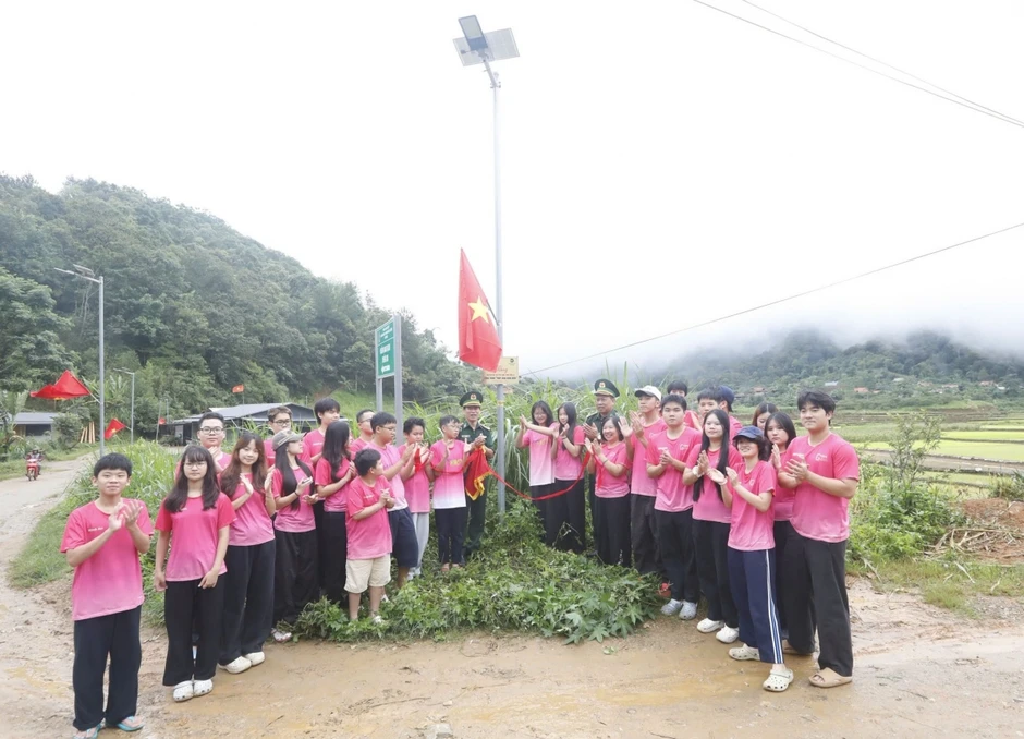 Hơn 5.000 bóng đèn thắp sáng tuyến đường biên giới Sơn La Hơn 5.000 bóng đèn thắp sáng tuyến đường biên giới Sơn La