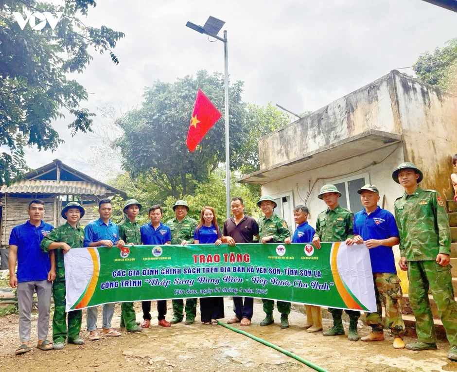 Hơn 5.000 bóng đèn thắp sáng tuyến đường biên giới Sơn La Hơn 5.000 bóng đèn thắp sáng tuyến đường biên giới Sơn La