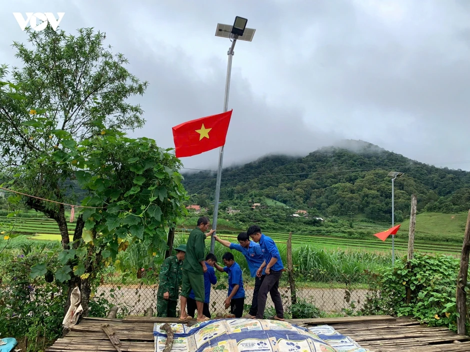 Hơn 5.000 bóng đèn thắp sáng tuyến đường biên giới Sơn La Hơn 5.000 bóng đèn thắp sáng tuyến đường biên giới Sơn La