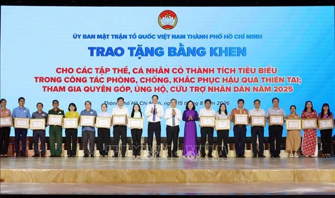 Hơn 55 tỷ đồng chung tay ủng hộ vì biên giới, biển đảo của Tổ quốc Hơn 55 tỷ đồng chung tay ủng hộ vì biên giới, biển đảo của Tổ quốc