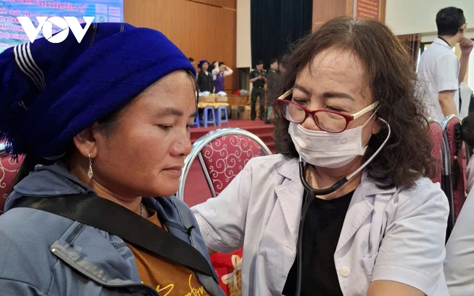 Hơn 60 bác sĩ "vượt núi" đến khám bệnh cho đồng bào Y Tý Hơn 60 bác sĩ "vượt núi" đến khám bệnh cho đồng bào Y Tý