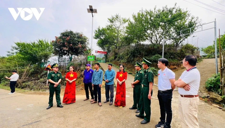 Hơn 60 bác sĩ "vượt núi" đến khám bệnh cho đồng bào Y Tý Hơn 60 bác sĩ "vượt núi" đến khám bệnh cho đồng bào Y Tý