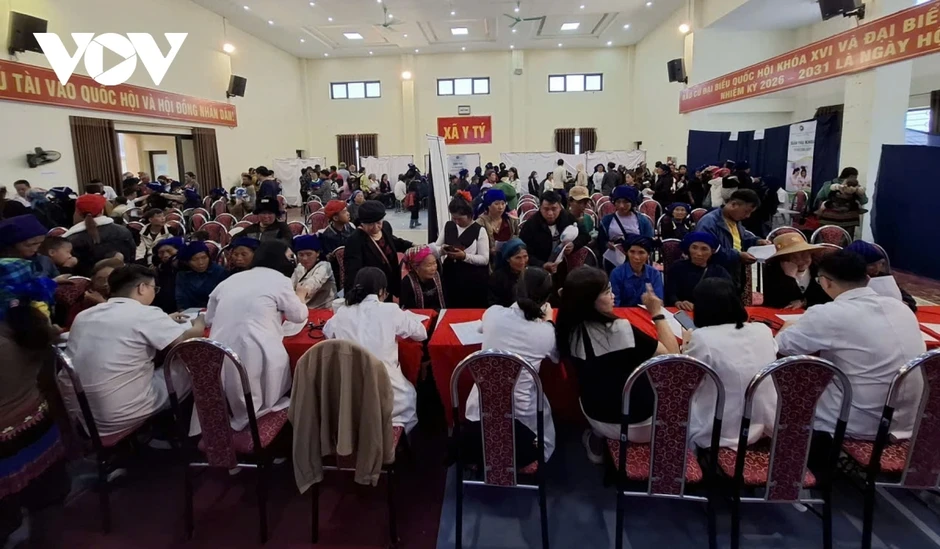 Hơn 60 bác sĩ "vượt núi" đến khám bệnh cho đồng bào Y Tý Hơn 60 bác sĩ "vượt núi" đến khám bệnh cho đồng bào Y Tý