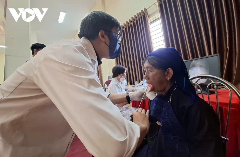Hơn 60 bác sĩ "vượt núi" đến khám bệnh cho đồng bào Y Tý Hơn 60 bác sĩ "vượt núi" đến khám bệnh cho đồng bào Y Tý
