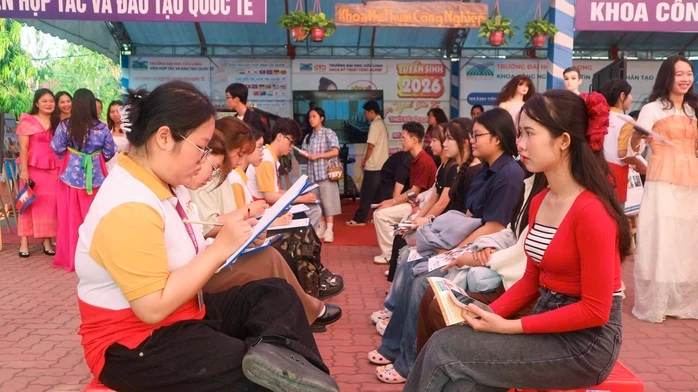 Hơn 7.000 học sinh trải nghiệm tại Trường Đại học Cửu Long trong ngày 22-3 Hơn 7.000 học sinh trải nghiệm tại Trường Đại học Cửu Long trong ngày 22-3