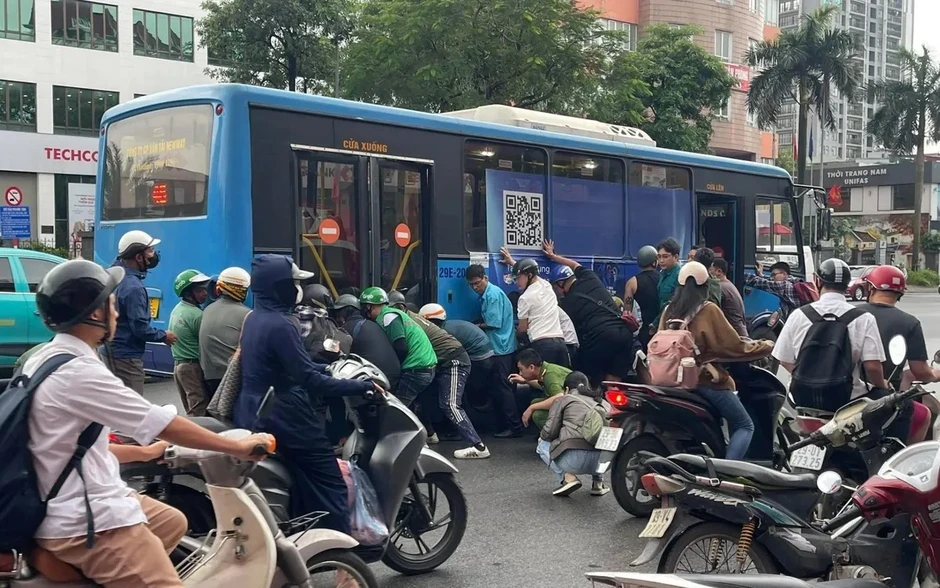Hơn chục người nâng xe buýt cứu nữ tài xế mắc kẹt dưới gầm Hơn chục người nâng xe buýt cứu nữ tài xế mắc kẹt dưới gầm