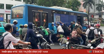 Hơn chục người nâng xe buýt cứu nữ tài xế mắc kẹt dưới gầm