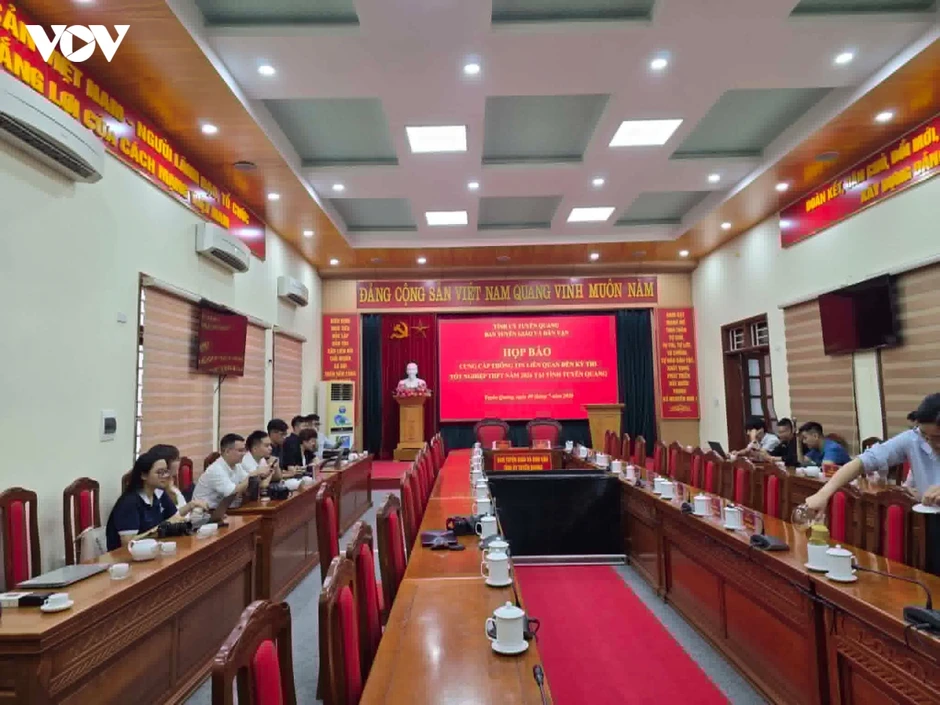 Họp báo cung cấp thông tin "điểm 10 môn Toán" ở Tuyên Quang