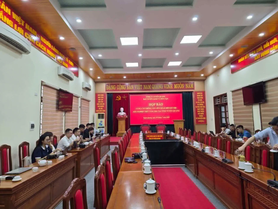 Họp báo cung cấp thông tin "điểm 10 môn Toán" ở Tuyên Quang