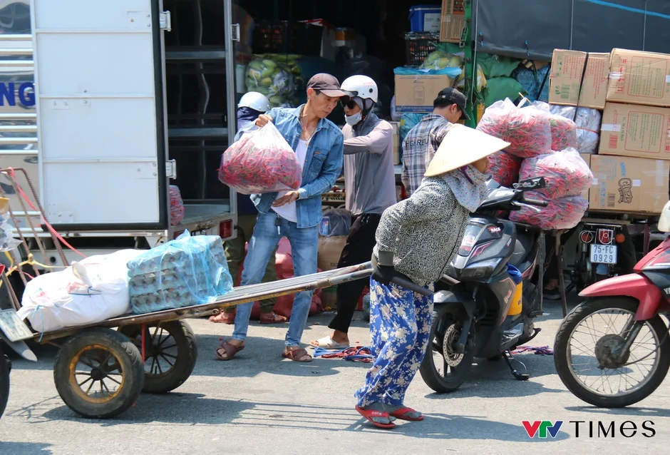 Huế nắng gắt, người lao động chật vật mưu sinh Huế nắng gắt, người lao động chật vật mưu sinh