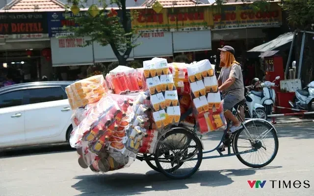 Huế nắng gắt, người lao động chật vật mưu sinh Huế nắng gắt, người lao động chật vật mưu sinh