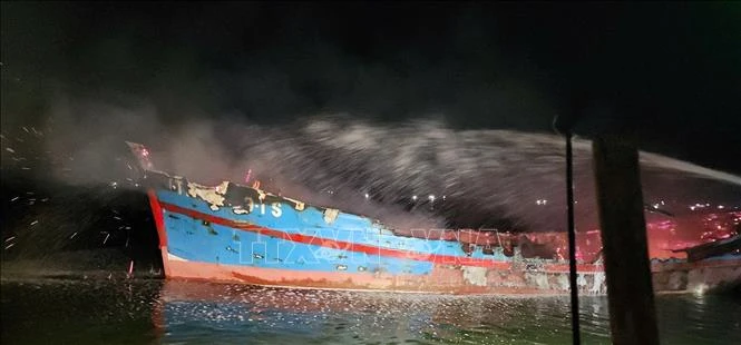 Huế: Tàu cá bị hư hỏng hoàn toàn sau vụ cháy Huế: Tàu cá bị hư hỏng hoàn toàn sau vụ cháy
