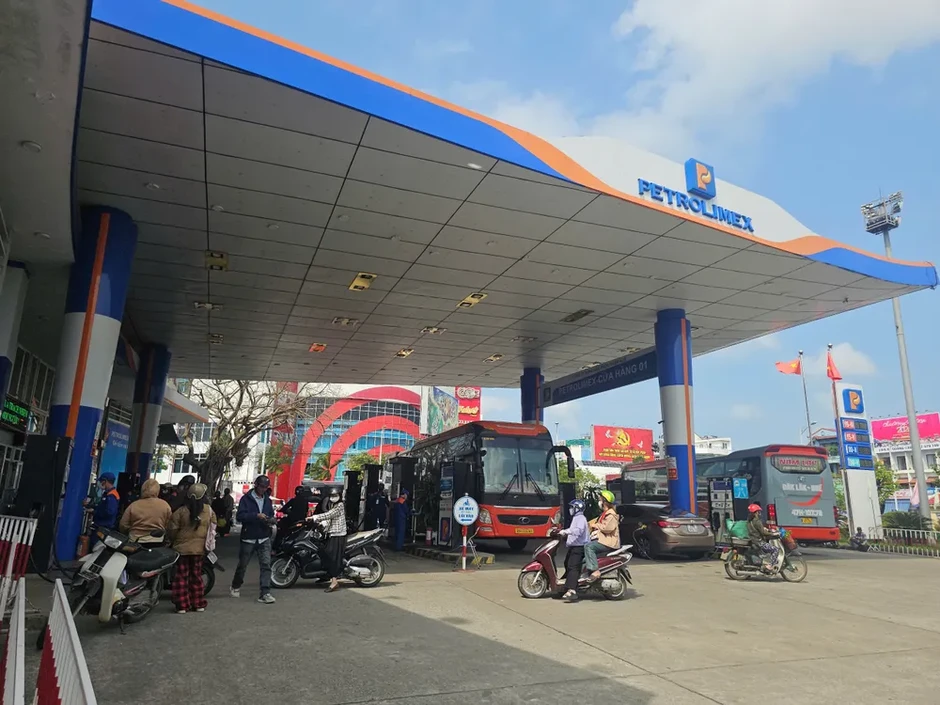 Huế xử lý cửa hàng xăng dầu chỉ bán tối đa 300.000 đồng/lượt Huế xử lý cửa hàng xăng dầu chỉ bán tối đa 300.000 đồng/lượt